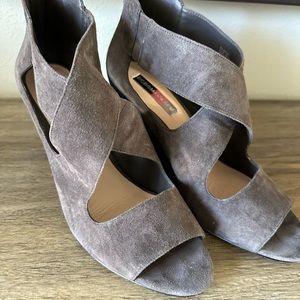 BCBG Ma-Jaden Grey Suede Sandal 9.5